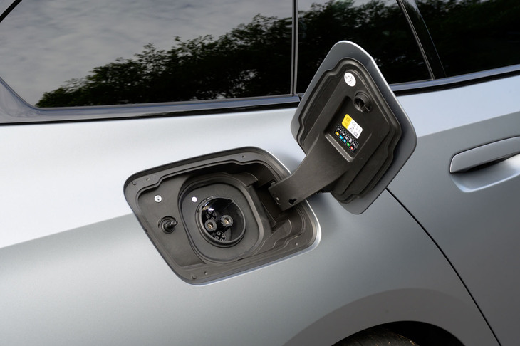充電口は急速充電用（写真）が車体右側で普通充電用が左側。リッドのみできちんと水をシャットアウトしていて内蓋（ふた）がないのがスマートだ。