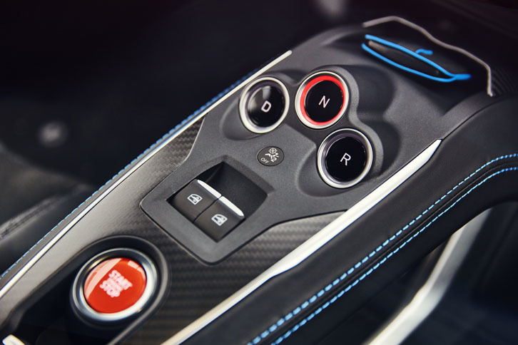 トランスミッションは7段DCT。センターコンソールには、ボタン型のセレクター（左からD／N／Rポジション）のみが備わる。