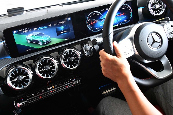 EVモードでの後続可能距離は、エネルギーフローとともにセンターモニターで確認できる。エネルギーの回生レベル（5段階）はステアリングホイール裏のパドルで変更可能。