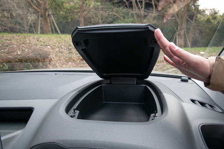 キャビンには全部で28カ所の収納スペースが備わると説明されている。写真はメーターフード上部の小物入れ。