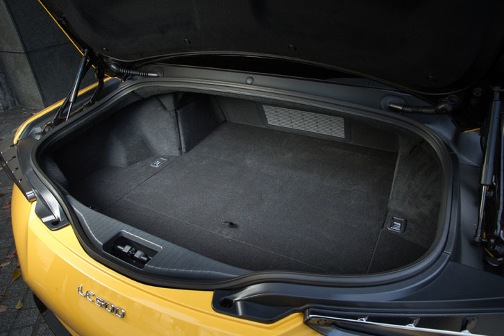 トランクルームの容量は、ガソリンモデル（写真）で197リッター、ハイブリッドモデルで172リッター。