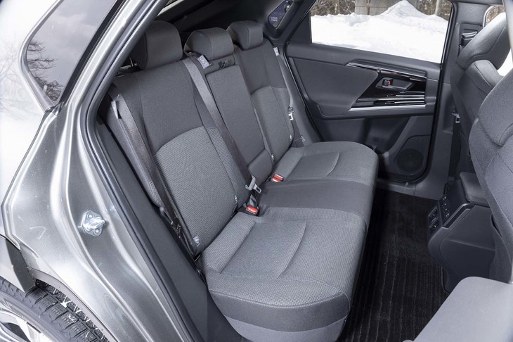 「ソルテラ／bZ4X」でネックとなるのが後席の着座姿勢。座面高が足りていないため、ある程度以上の身長の人はひざが浮いたまま座ることになる。