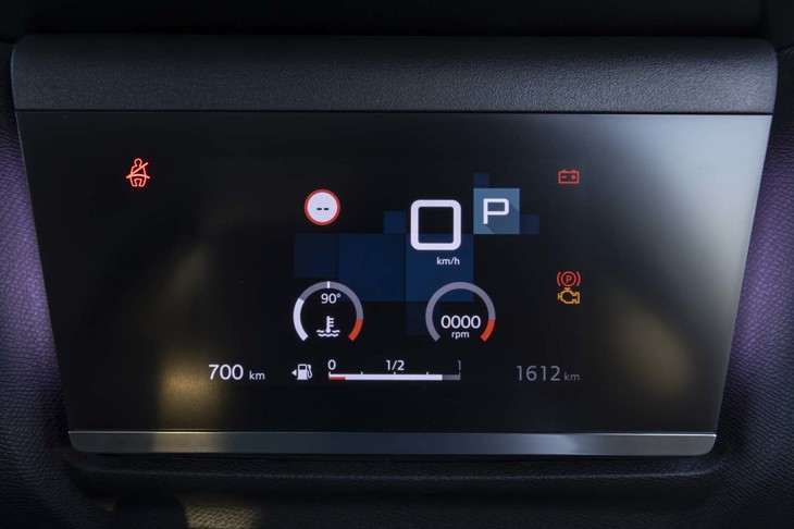 メーターパネルは5.5インチのフル液晶タイプ。ダイヤルモードに切り替えるとタコメーター（写真中央右）が表示されるが、直系は1.5cmほどで、おそらく「自動車史上最小」ではないだろうか。100rpm刻みのデジタル表示に加えて、回転数に応じてグレーの部分が白くなる。