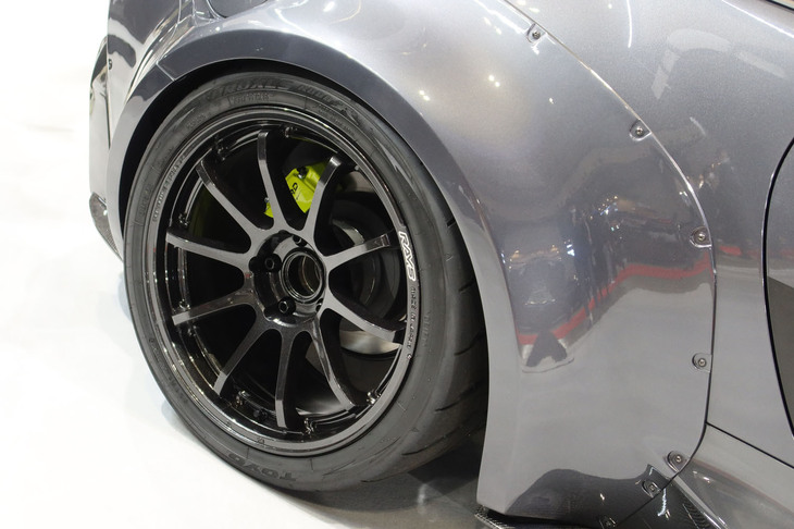 10スポークの「グラムライツ57NR」は軽さと強さが自慢。ドリフト走行も安心して楽しめる仕様となっている。