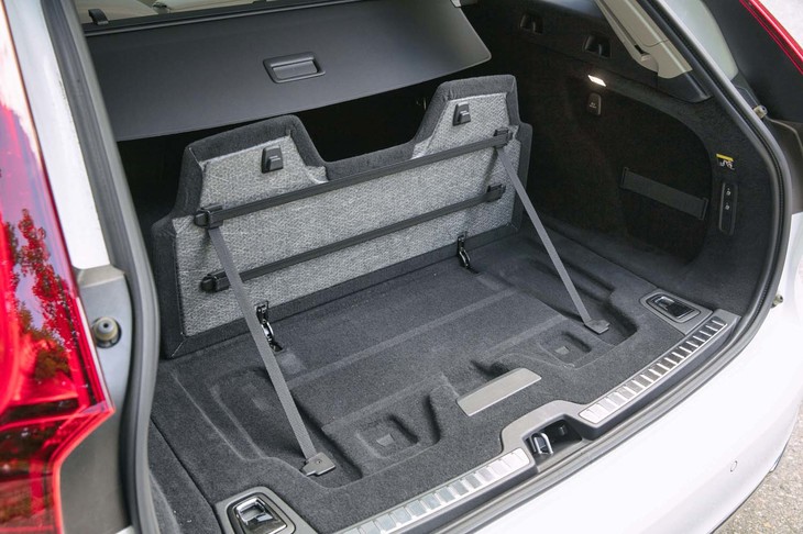 荷室の容量は5人乗車時で560リッター。跳ね上げ式の仕切り板を活用すれば、少ない荷物でも安定させることができる。