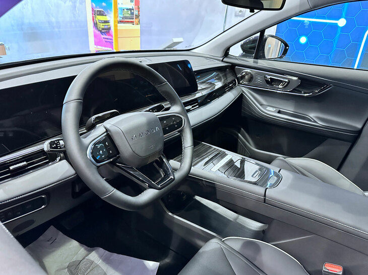 そのインテリア。税込価格は2万8500ユーロ（510万円）である。