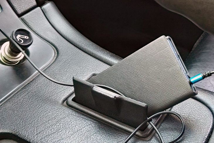 『おとといきやがれ』は夏目知幸がボーカルを務めたバンド、シャムキャッツの2ndアルバム『たからじま』に収録されている楽曲である。写真は、記者が移動用の音楽を保存しているウォークマン。置き場がないので、いつも灰皿に挿して使っている。