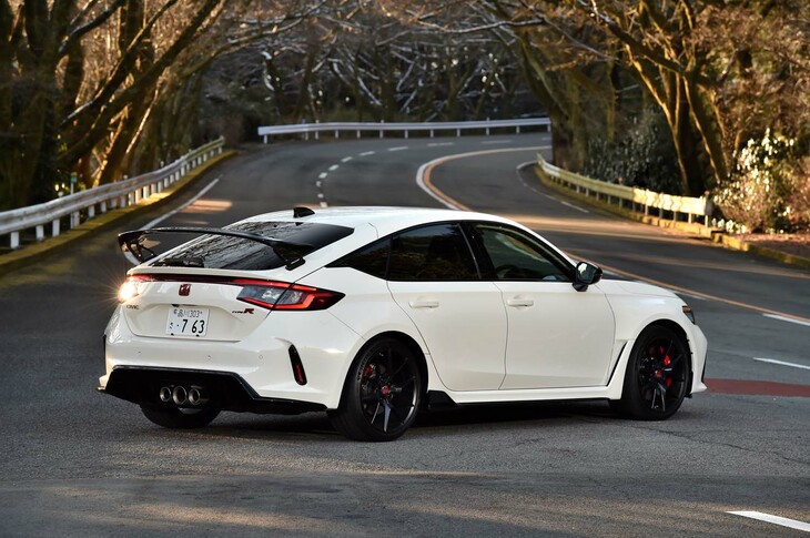 【ホンダ・シビック タイプRのスペック】
	ボディーサイズ：全長×全幅×全高＝4595×1890×1405mm／ホイールベース：2735mm／車重：1430kg／駆動方式：FF／エンジン：2リッター直4 DOHC 16バルブ ターボ／トランスミッション：6段MT／最高出力：330PS（243kW）/6500rpm／最大トルク：420N・m（42.8kgf・m）/2600-4000rpm／タイヤ：（前）265/30ZR19 93Y XL／（後）265/30ZR19 93Y XL（ミシュラン・パイロットスポーツ4 S）／燃費：12.5km/リッター（WLTCモード）／価格：499万7300円
	
	【取材時の燃費データ】
	テスト距離：243.1km（市街地2：高速道路5：山岳路3）／使用燃料：29.8リッター（ハイオクガソリン）／参考燃費：8.2km/リッター（満タン法）／8.9km/リッター（車載燃費計計測値）