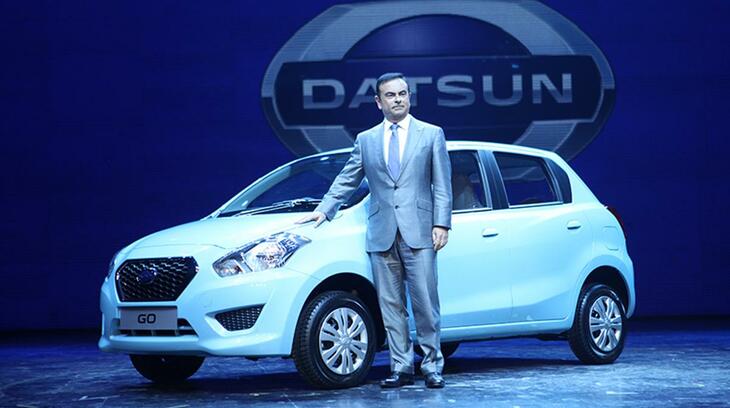 2013年7月にインド・ニューデリーで発表された「ダットサンGO」と、日産自動車のカルロス・ゴーン社長（当時）。
