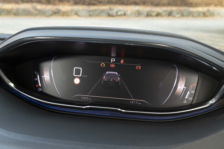 フル液晶メーターパネルには先進運転支援システムの稼働状況などを表示できる。インテリアデザインに合わせて表示のトーンが抑えられている。