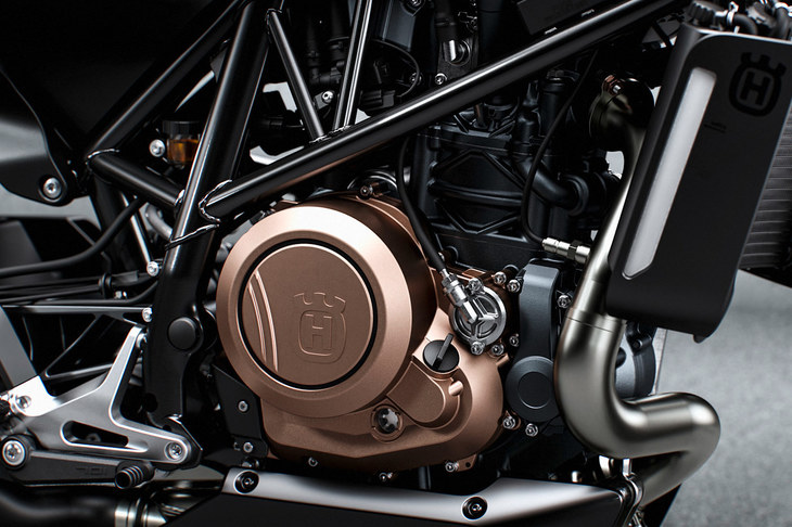 エンジンは単気筒OHCでありながら、吸排気合わせて4本のバルブと2本のスパークプラグを持つ、凝った作りが特徴。重量は単体で43.4kgに抑えられている。