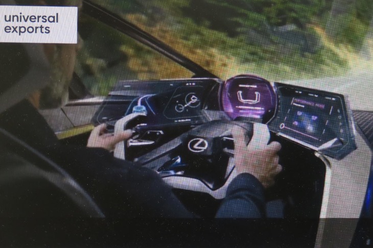 オープニングイベントの中で紹介された未来型モビリティーのイメージ。いつか、われわれがこうしたマシンに乗る日がくるのかもしれない。