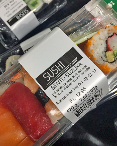 欧州のスーパーで売られている寿司には、日本の女性や地名をもとにした商品名がつけられていることが多い。このパックの製造者はF1ファンに違いない。価格は高めで12.95フラン（およそ1500円）。