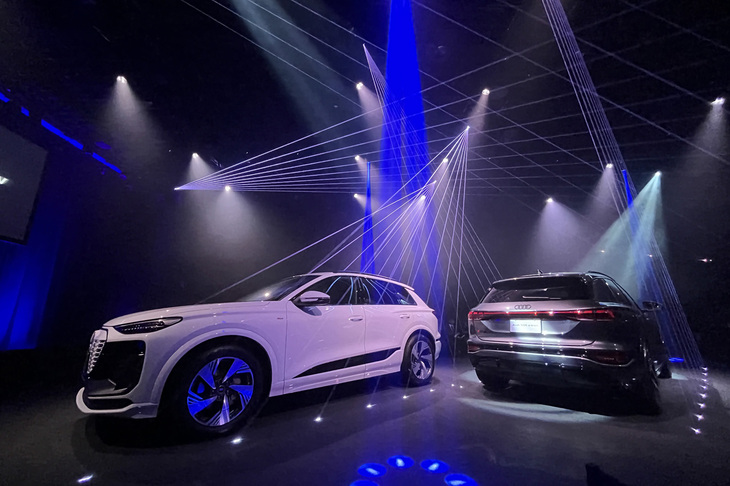 発表会場のステージに並んだ「アウディQ6 e-tron」。