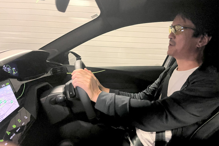 首都高に乗り入れると、「408 GTハイブリッド」は水を得た魚のごとく、生き生きと走り始めた。回生ブレーキが利くので、首都高ではめちゃくちゃ走りやすい。ゴー・ストップや車庫入れがなけりゃ、ぜんぜん気持ちよく走る。