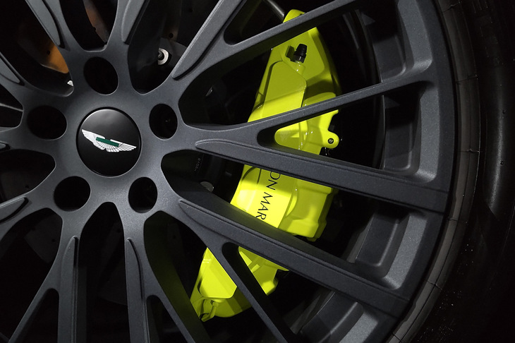 アストンマーティンDBX707ミッドナイト ポディウムエディション