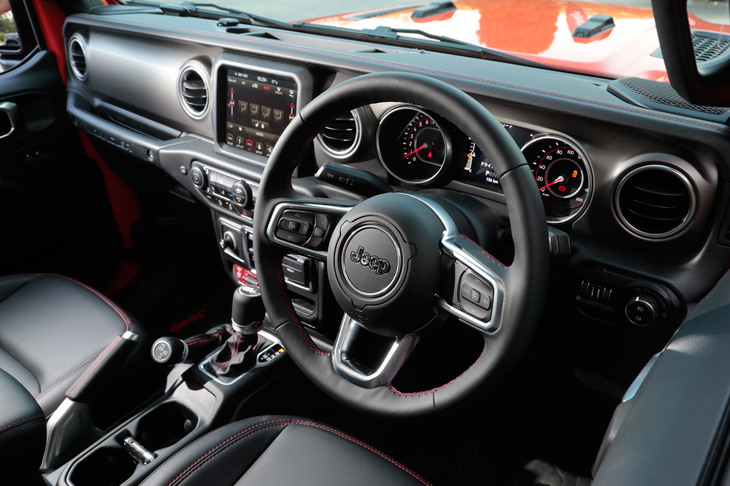 水平基調のダッシュボードが目を引くインテリア。最新世代のインフォテインメントシステムが全車に採用されるなど、装備は充実している。