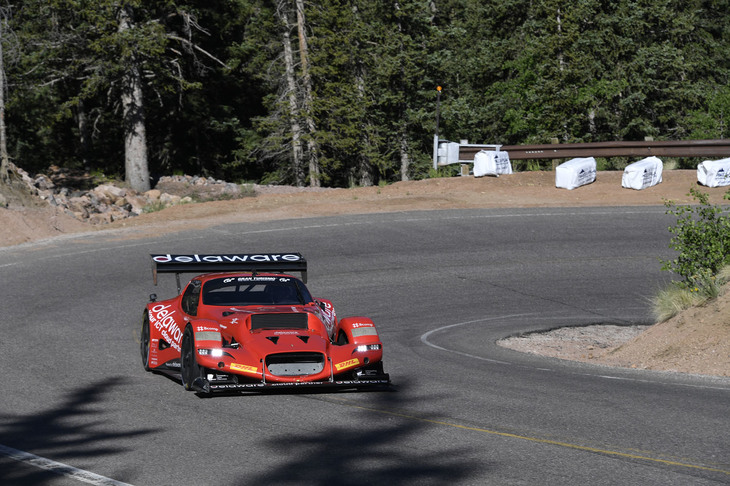 トニー・ジレットが立ち上げたベルギーのブランド、ジレットも登場。ベルギーチームがフラッグシップスポーツの「ヴェルティゴ」を投入した。パイクスピーク仕様のエンジンはフォルクスワーゲン製の2リッターターボで、ジャッキー・イクスの娘でありDTM（ドイツツーリングカー選手権）で活躍したバニーナ・イクスがドライビングを担当している。レースウイークはトラブルにたたられるものの、タイムアタック1クラスで2位につけたほか、決勝では10分54秒901をマークし、クラス6位でチェッカーを受けた。