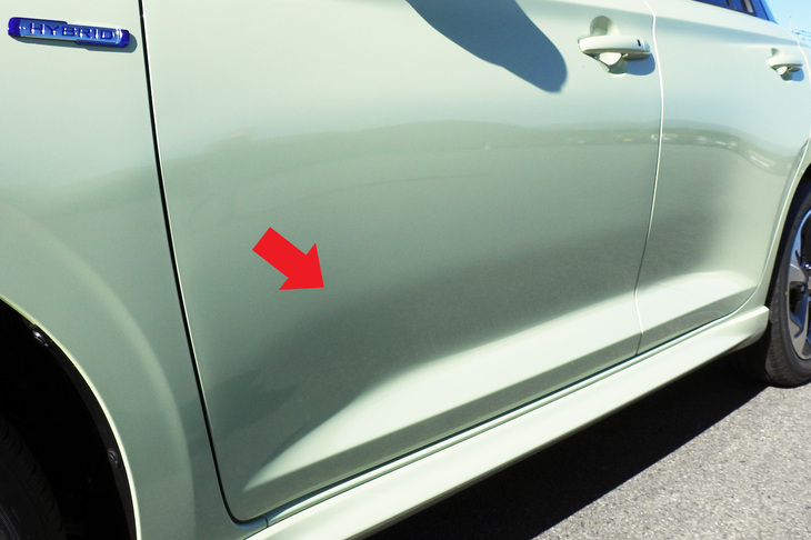 さらにドアパネルを観察すると、パネルの下部にはもうひとつピークがあり、そこから下はより影が深くなっているのがわかる。新型「スイフト」のサイドビューは、シンプルに見えて意外と表情豊かなのだ。