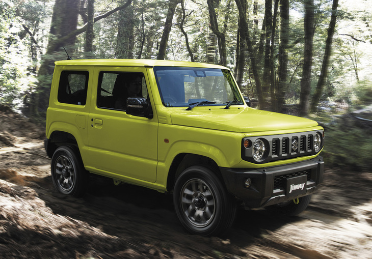 2018年に登場した4代目となる現行「ジムニー」。コンセプトがブレることなく誕生50周年を迎え、すっかりブランドを確立している。ちなみにジムニーという名称は「ジープ」と「ミニ」の合成語という。