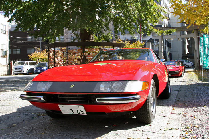 1970年「フェラーリ365GTB/4」。プレキシグラスのヘッドライトカバーが付いた通称“デイトナ”の前期型。個人的にはリトラクタブルライトの後期型より、断然カッコイイと思う。