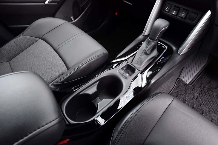 前席用のドリンクホルダーは、ドアポケットとセンターコンソールに確保される。写真左下に見えるアームレストの下は小物入れスペースで、アクセサリーソケットも備わる。
