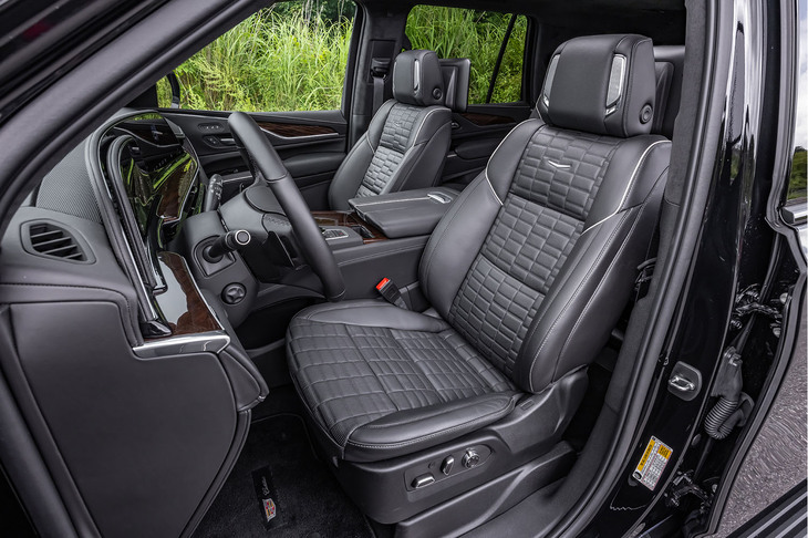 座り心地も質感も申し分のないセミアニリンフルレザーシート。1列目シートには、16wayの電動調整機構やヒーター／ベンチレーション機能、マッサージ機能などが装備される。