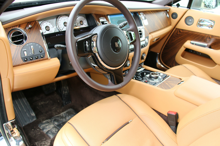 「ドーン」のコックピット。ホーンボタンの周りに見えるスイッチは、戦前モデルの点火時期調整スイッチを思わせる。慣れればオーディオ等の操作に便利なのだろうが、試乗中は、ついぞ使うことはなかった。