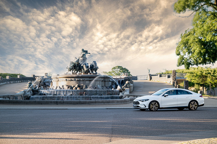 コペンハーゲンのゲフィオンの噴水で。駆動用リチウムイオンバッテリーの容量は85kW、一充電走行距離は「CLA250＋」の場合で694-792km（WLTPモード）とされている。