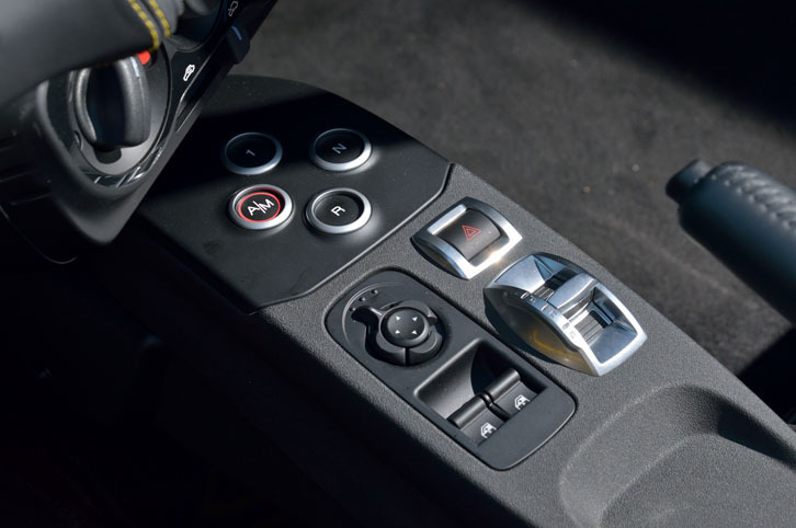 センターコンソールには、ウィンドウの開閉スイッチ（写真手前）のほか、シフトポジションのセレクトボタン（同奥）、走行モードの選択スイッチ（同右）が並ぶ。