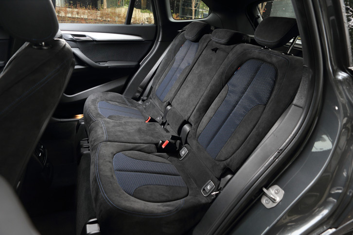 テスト車のリアシートは4：2：4の3分割可倒式で、左右6：4分割での前後スライド調整や、リクライニング調整機構も備わっていた。