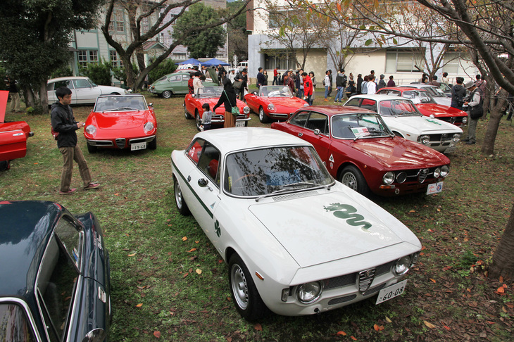 アルファ・ロメオの初代「ジュリア」系モデルを中心に並べられた一角。