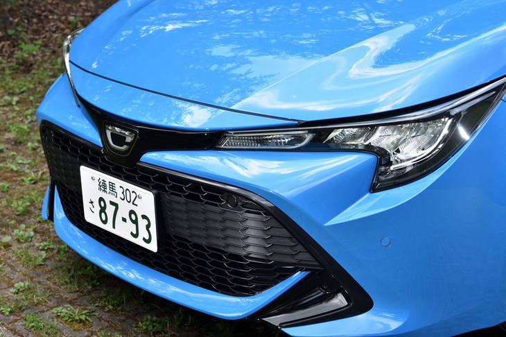 アグレッシブな造形のフロントまわり。エッジの効いたヘッドランプやグリルが個性を主張する。