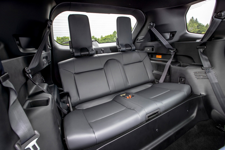 新型「アウトランダー」の3列目シート。リアモーターとインバーターを一体化し、コンパクト化することで実現した。