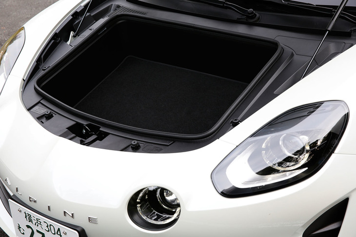 フロントのボンネット下には、容量100リッターのラゲッジスペースが確保される。