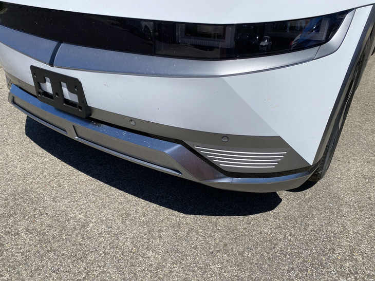 バンパーまわり。シンプルな面構成のなかに、必要なセンサーや灯火類を美しく収めている。