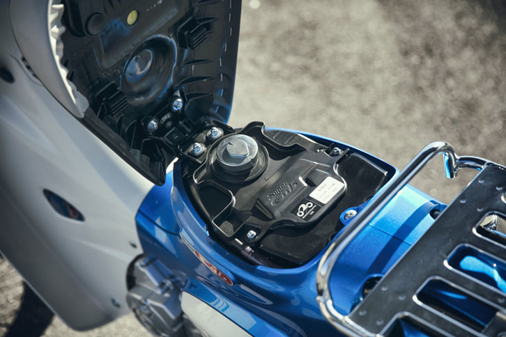 燃料タンクの容量は4.3リッター。給油の際にはシートを跳ね上げる必要があるが、固定はシンプルな吸盤式なので、ほとんど手間はかからない。