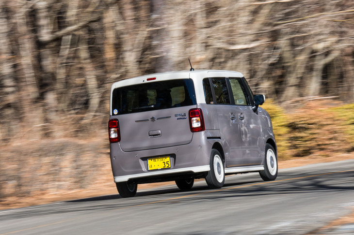 表立っては発表していないが、じつはショックアブソーバーの設定を変更するなど、シャシーにも若干の変更を受けている。