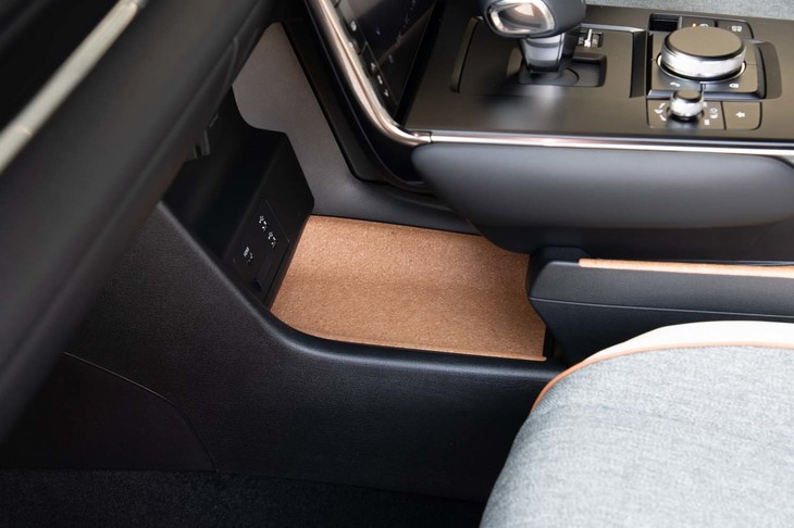 「MX-30」にはコルク栓を生産した時の端材が使われる。基部の樹脂パネルと一体で成形したり特殊なコーティングを施したりして自動車部品としての耐久性を確保している。