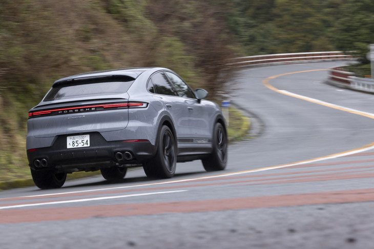 S字カーブを行く「カイエンSクーペ」。超ヘビー級のSUVながらワインディングロードでの軽快な走りはさすがポルシェだ。