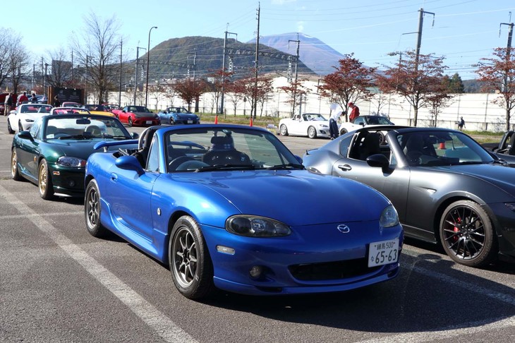 ２代目となるNB「ロードスター」。この世代からマツダ・ロードスターを名乗る。参加台数は109台。歴代ロードスターのなかでは初代の人気の高さもあってか影が薄かったが、近年、再注目されている。マツダによれば、欠品部品も出ているため、今後クラシックマツダでのフォローに向けて準備が進められているようだ。