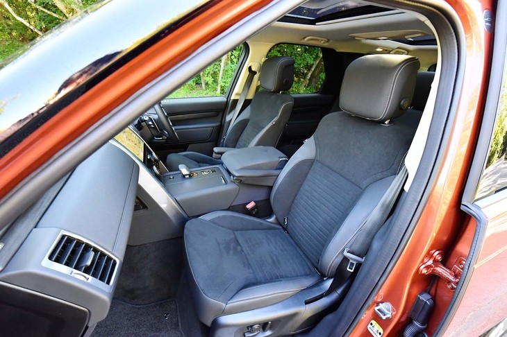 試乗車はラックステック（合皮）のシート表皮をチョイスしていた。「SE D300」ではグレインレザー表皮も無償で選べる。