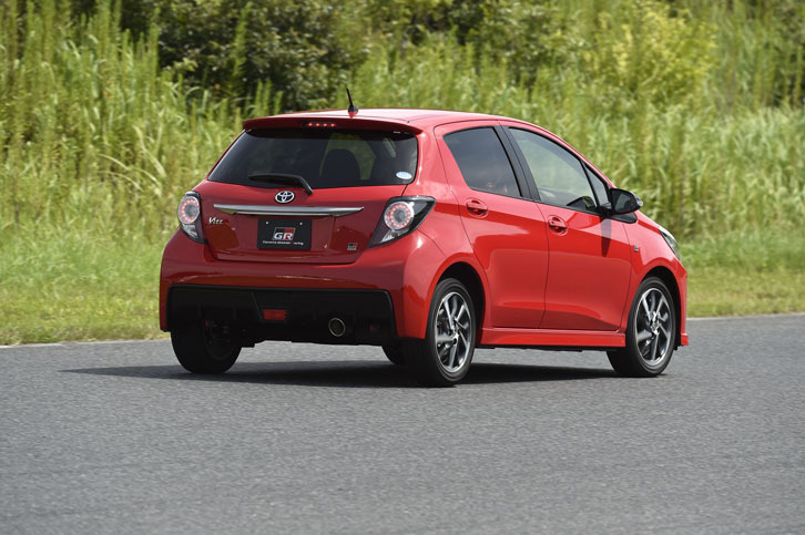 「ヴィッツGRスポーツ」は、車高を下げることなくチューンされたサスペンションを装着。カスタマイズモデルながら、型式指定登録車として扱われる。