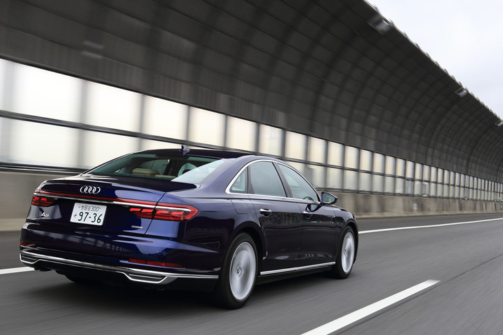 今回は高速道路を中心に310kmほどの道のりを試乗。燃費は満タン法、ドライブコンピューターともに7.7km/リッターを記録した。