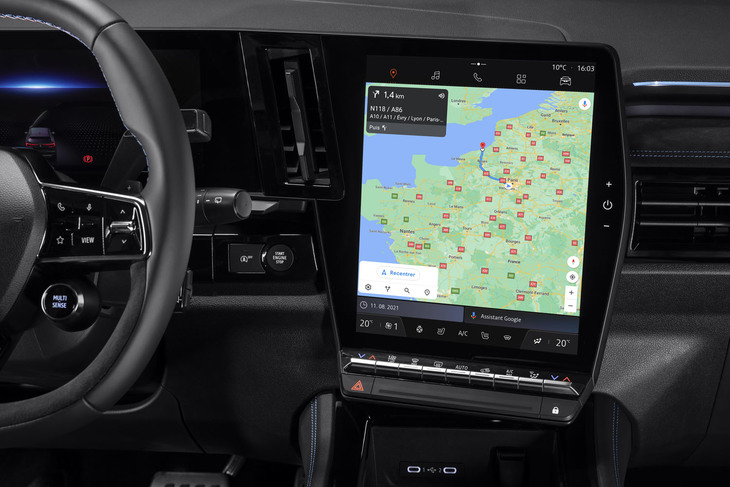 運転席側に向けて配置された12インチの垂直マルチメディアスクリーン。