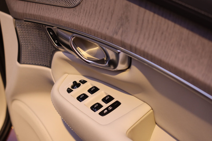 ボルボXC90 T8 AWDプラグインハイブリッド（運転席側ドアのスイッチ類）