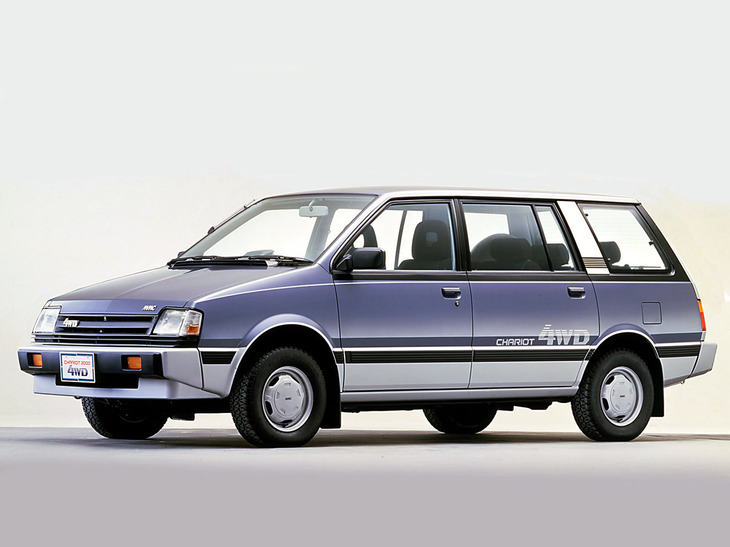 1983年「三菱シャリオ」。全高1525mmという立体駐車場に収まるボディーに、2＋3＋2または2＋2＋2の3列シートを備えた7／6人乗り。当初のエンジンは1.6／1.8リッター直4 SOHCだったが、後に1.8リッターターボや同ディーゼルターボなどが加えられた。