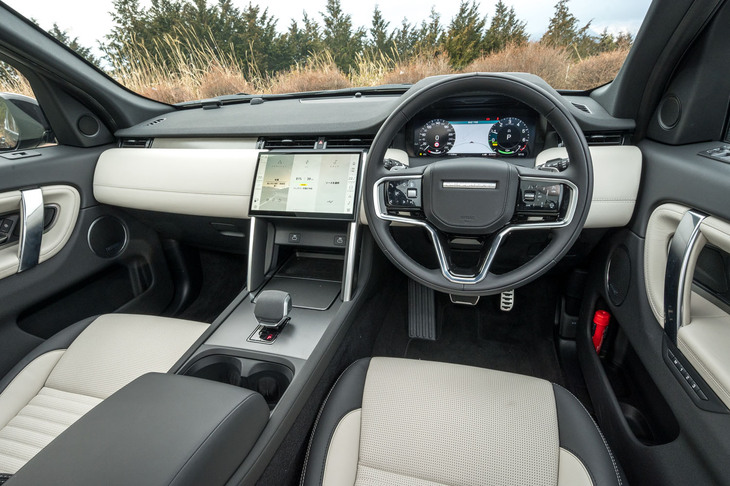 従来型から刷新されたインストゥルメントパネルまわり。操作系はそのほとんどがインフォテインメントシステム「Pivi Pro」の11.4インチ曲面タッチスクリーンに統合された。