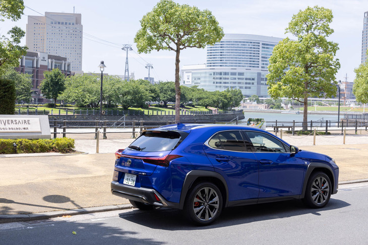 “Fスポーツ”ではかつてオプションだった可変制御ダンパー「AVS」と「パフォーマンスダンパー」が標準装備となった。