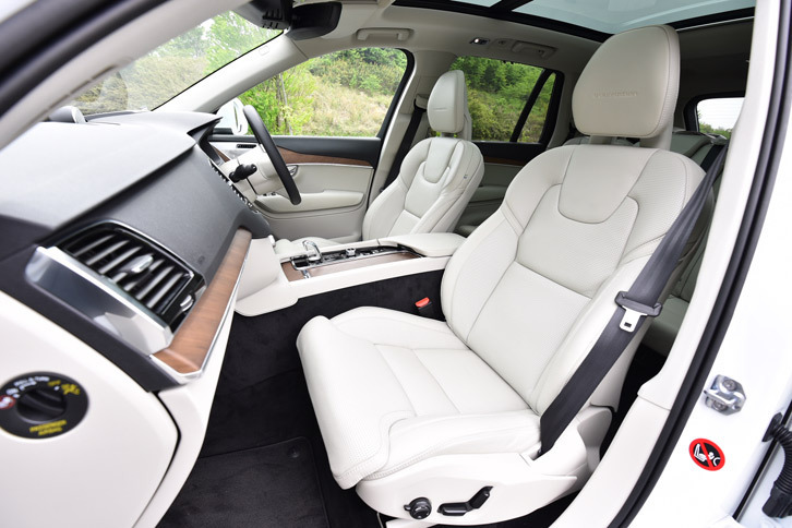 「T8 TWIN ENGINE AWD インスクリプション」のフロントシート。ベンチレーション機能やマッサージ機能が備わる。